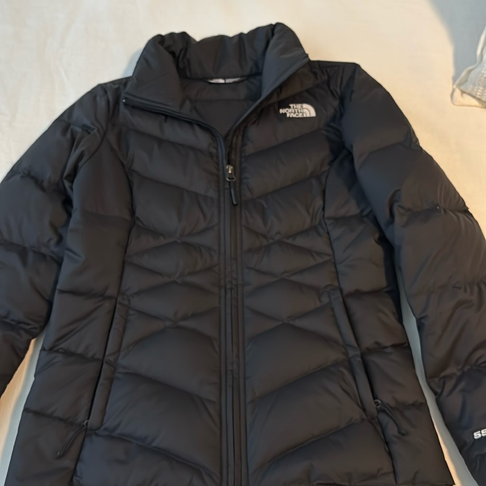 New NWOT Women’s The North Face black puffer jacket